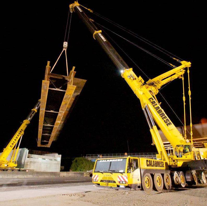 Il ponte che scavalca la Milano-Napoli diventa uno showVaro spettacolare a Cerro al Lambro