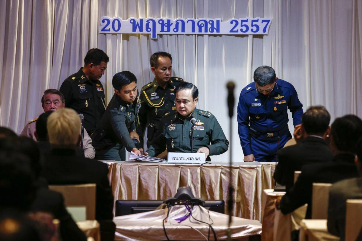 Il capo dell'esercito Prayuth Chan-ocha incontra gli ufficiali dopo avere dichiarato la legge marziale