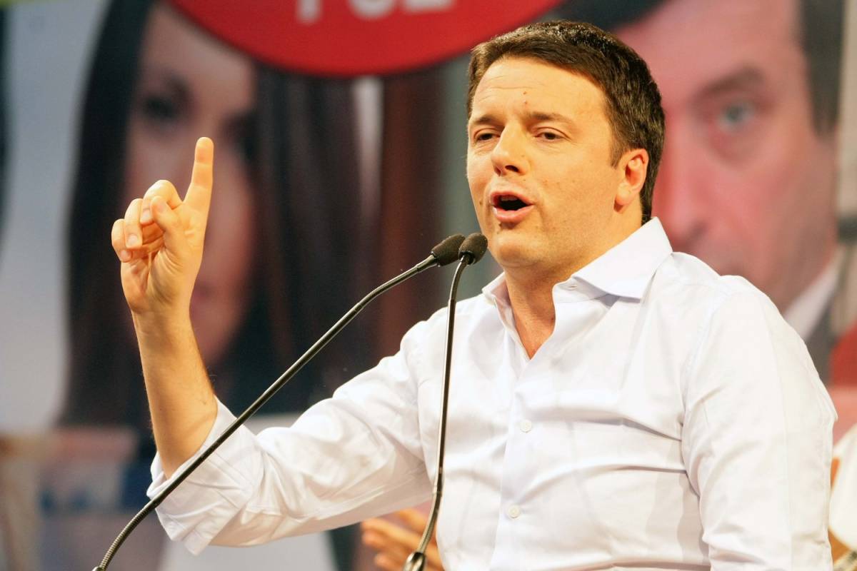 Il presidente del Consiglio Matteo Renzi nel corso di un comizio elettorale a Bari