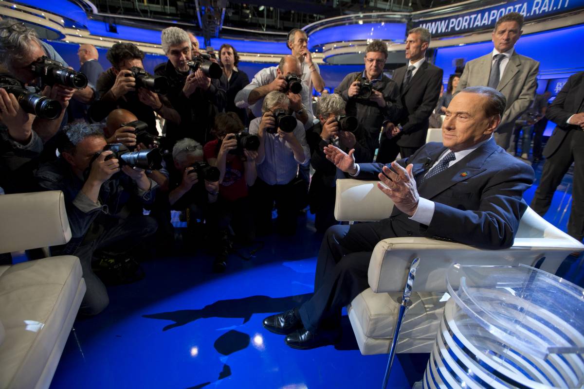 Berlusconi: "Lo spread è una bufala" 