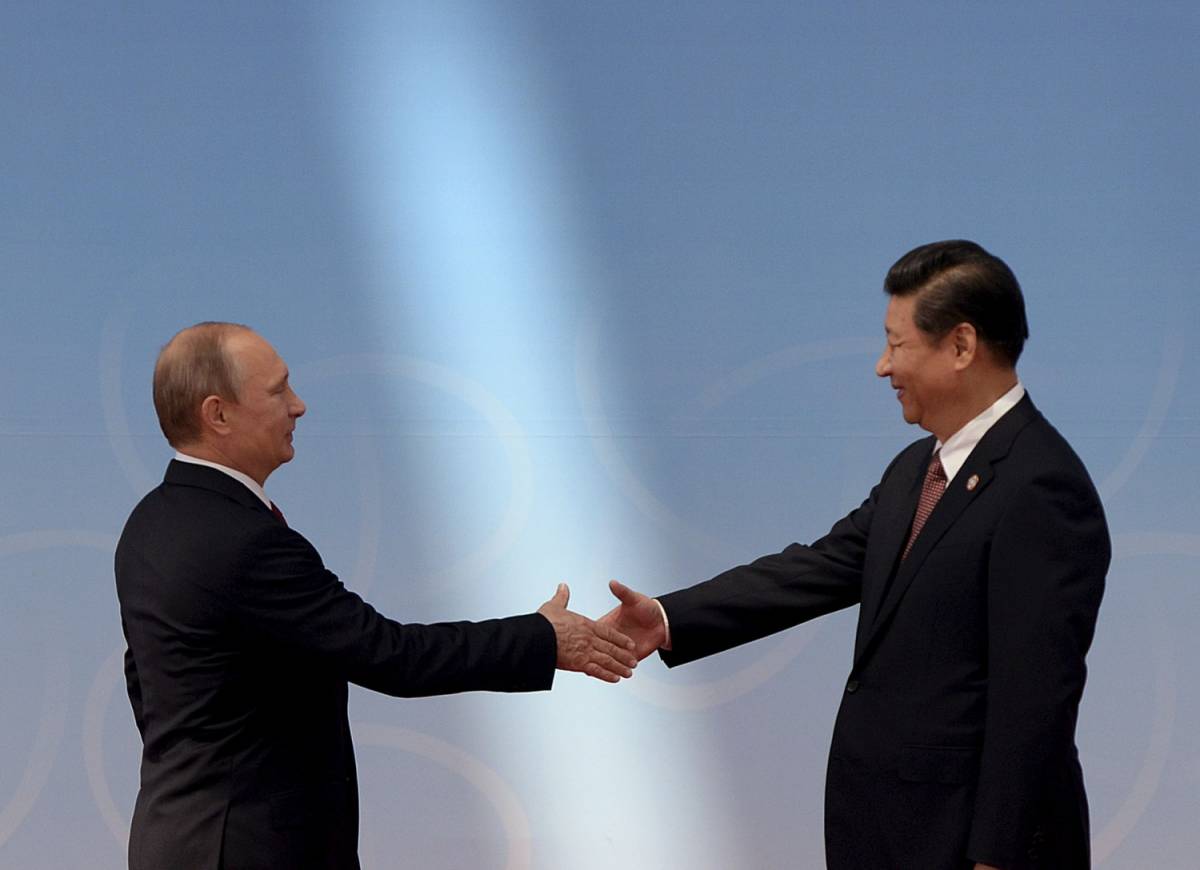 Il presidente russo Vladimir Putin accolto dal presidente cinese Xi Jinping