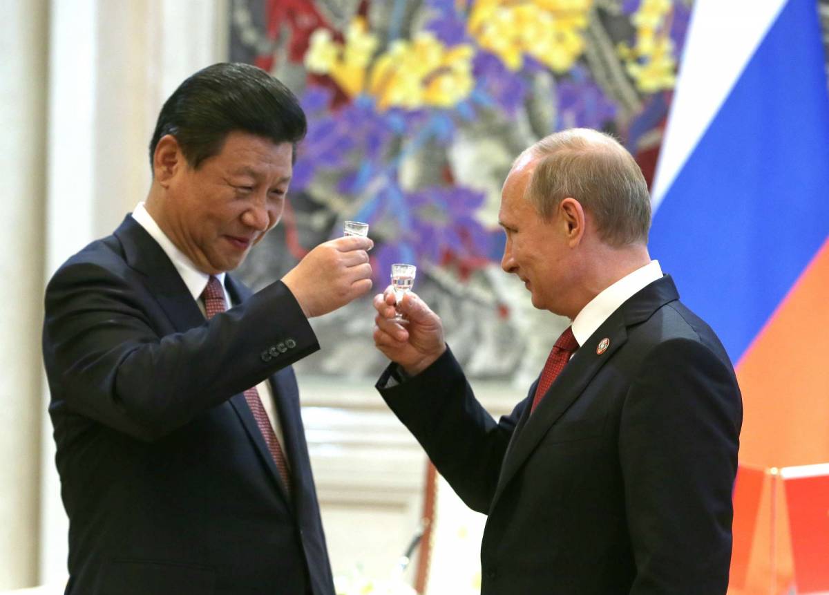 Il presidente russo Vladimir Putin e il presidente cinese Xi Jinping dopo la firma dei documenti