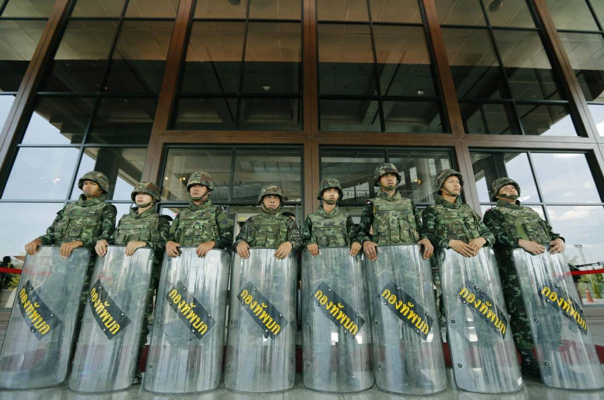 Soldati thailandesi a guardia dell'Army Club a Bangkok