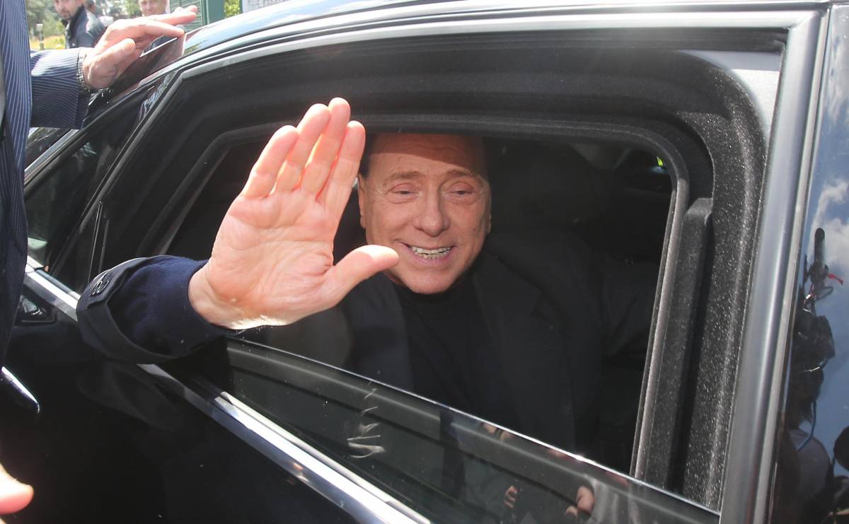 Silvio Berlusconi all'uscita dell'istituto Sacra Famiglia