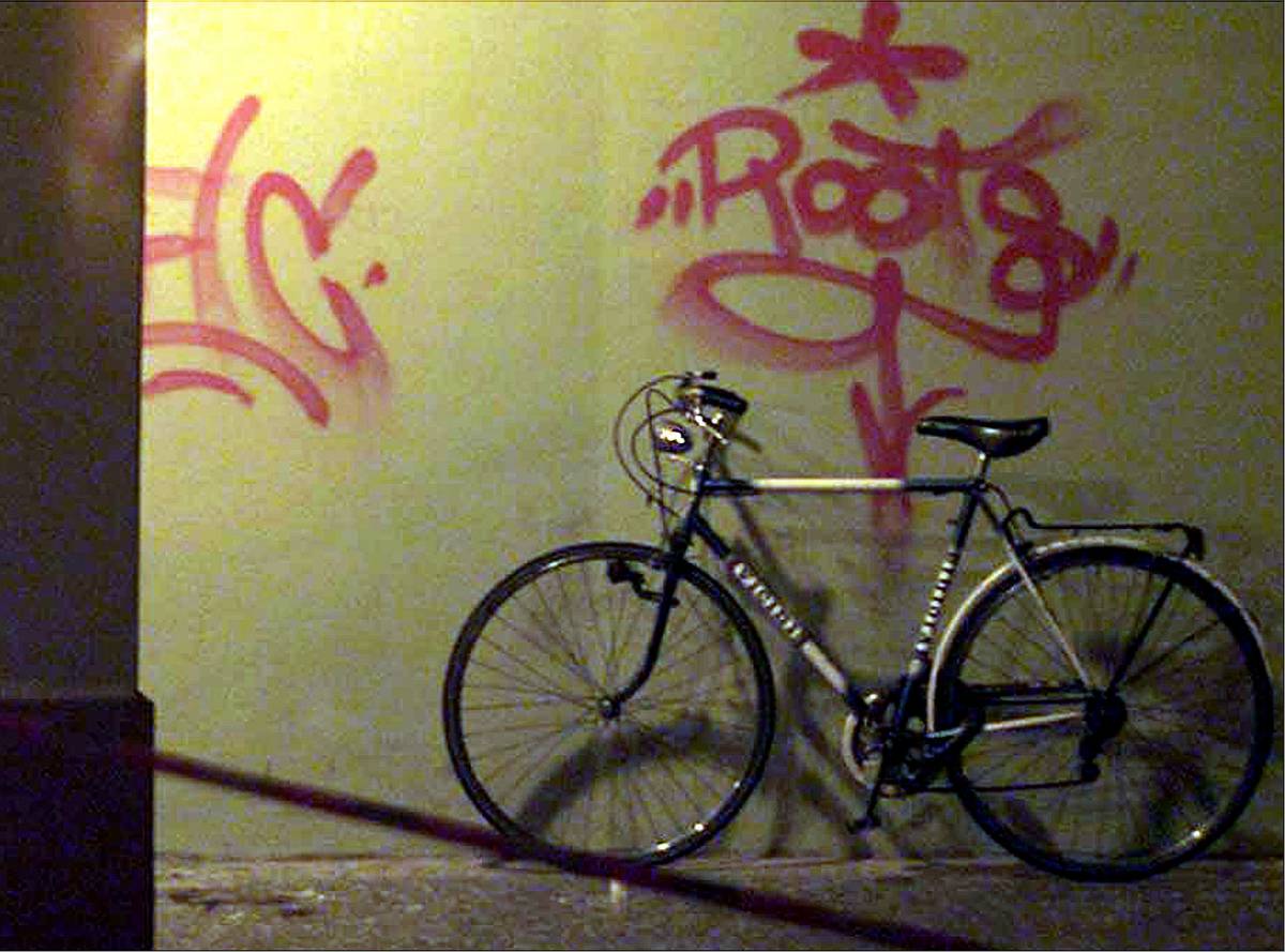 La bici di Marco Biagi sul luogo dell'omicidio