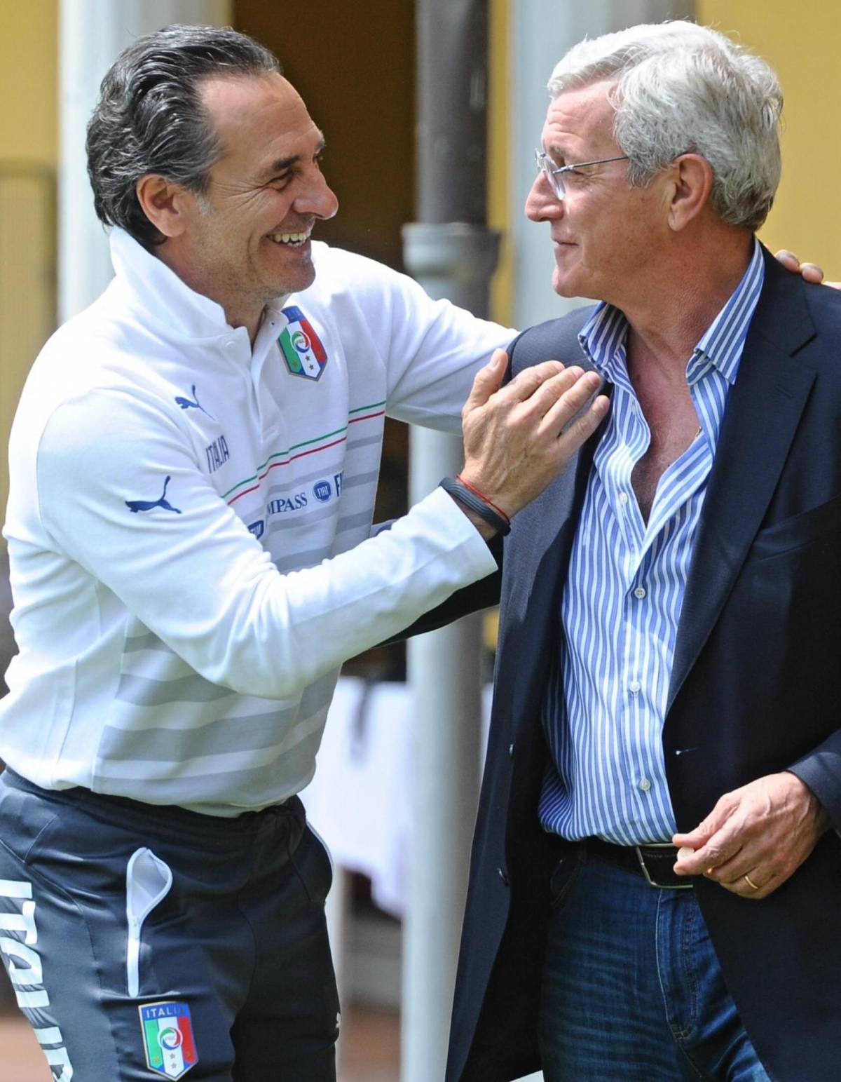 Cesare Prandelli  con il predecessore e campione del mondo 2006