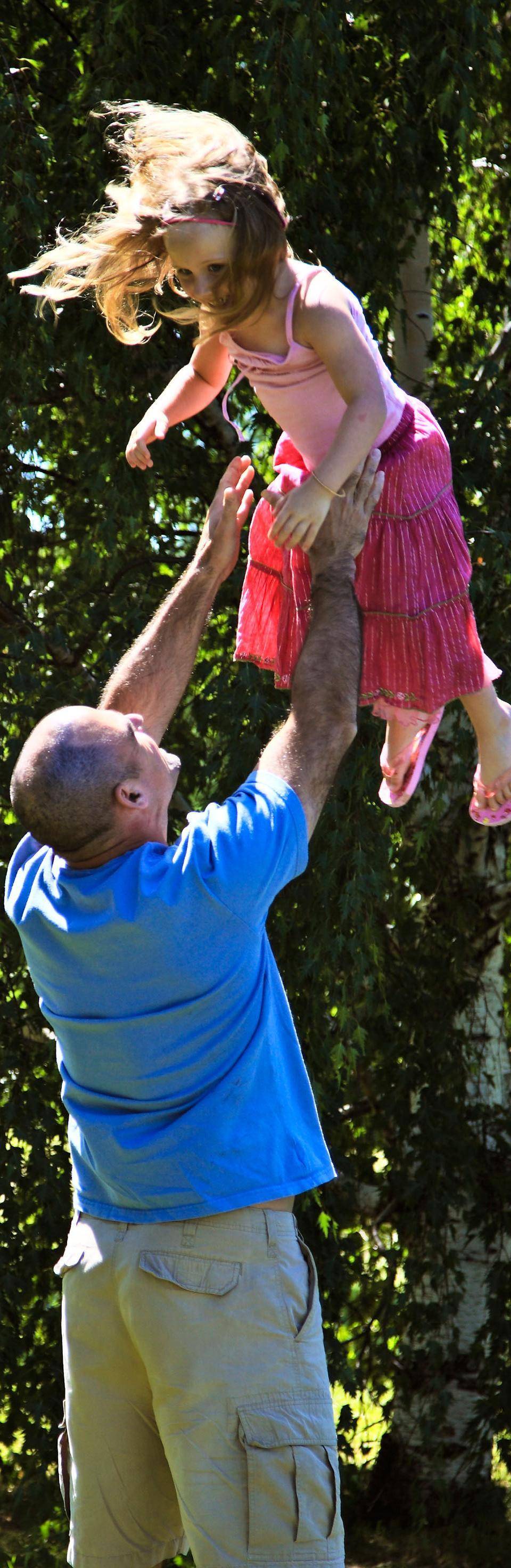 Ecco il nuovo papà: affettuoso e presente ma ancora severo