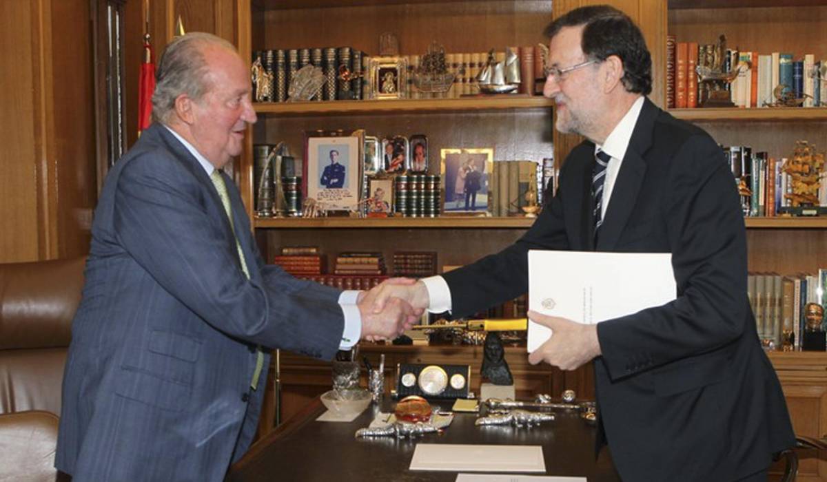 Juan Carlos consegna al premier Mariano Rajoy le carte per l'abdicazione