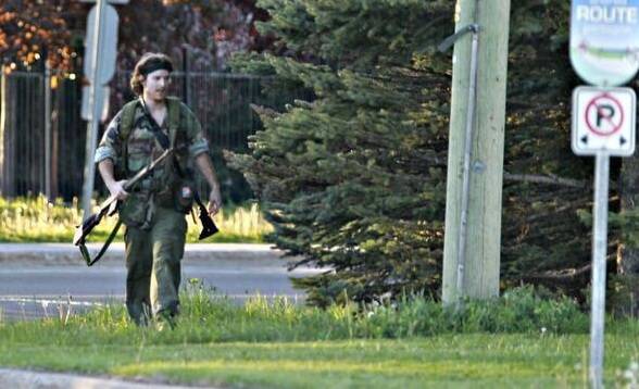 Terrore in Canada. Giovane vestito da Rambo fa strage di poliziotti