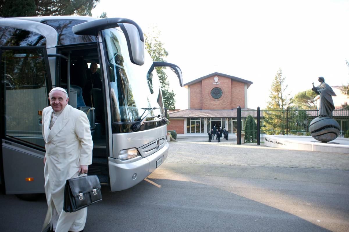 Bergoglio accusa i romani: "Sui bus disprezzano gli zingari"