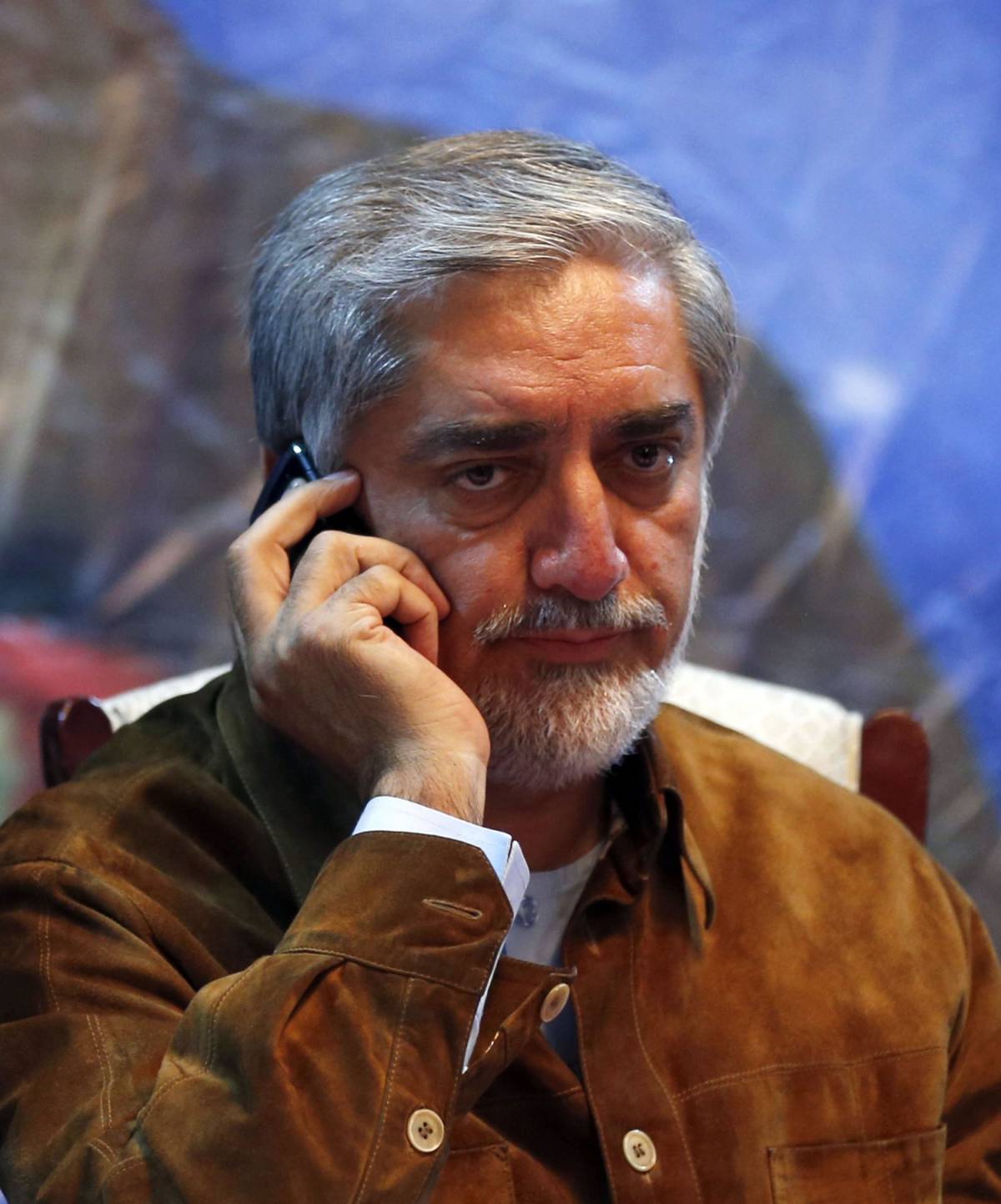 Abdullah Abdullah al telefono dopo l'attentato a Kabul
