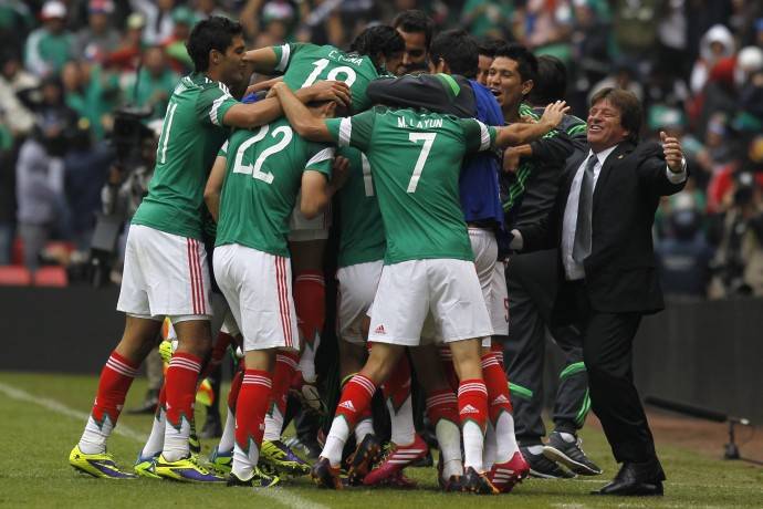Il Messico festeggia la rete di Peralta