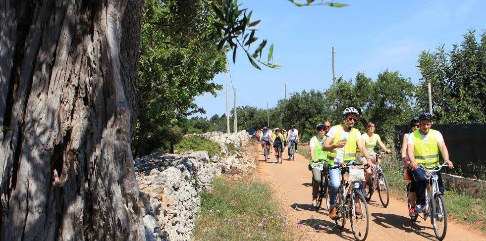 In bici tra i ciliegi o a pesca: ecco la vera Puglia