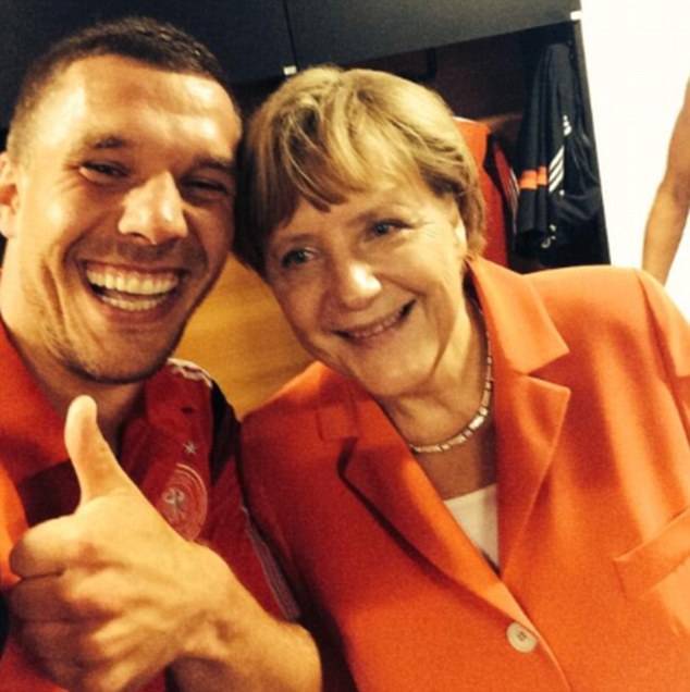 Angela Merkel e Podoski festeggiano la vittoria tedesca