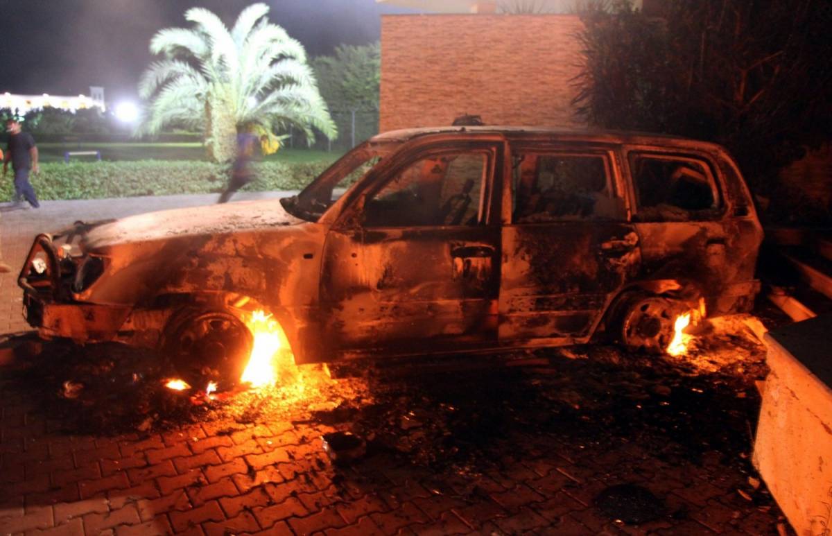 Un veicolo in fiamme al consolato Usa a Bengasi