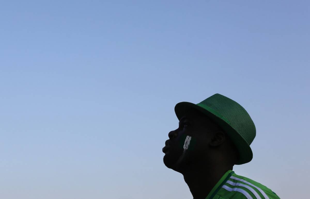Un supporter della nazionale guarda il match Iran-Nigeria a Copacabana