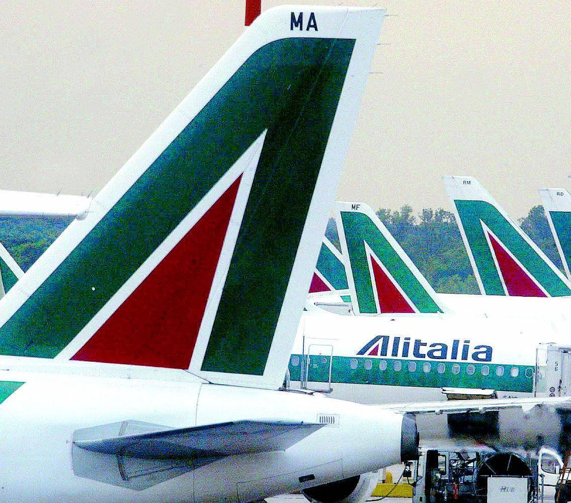Alitalia, braccio di ferro per ridurre gli esuberi. Arabi con conti record
