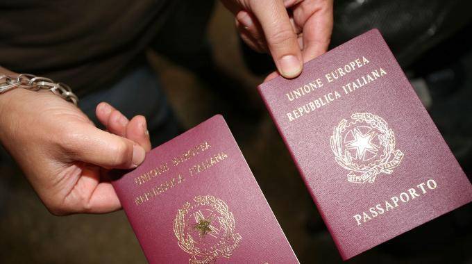 La richiesta del passaporto diventa un'odissea: tutta colpa di un trattino