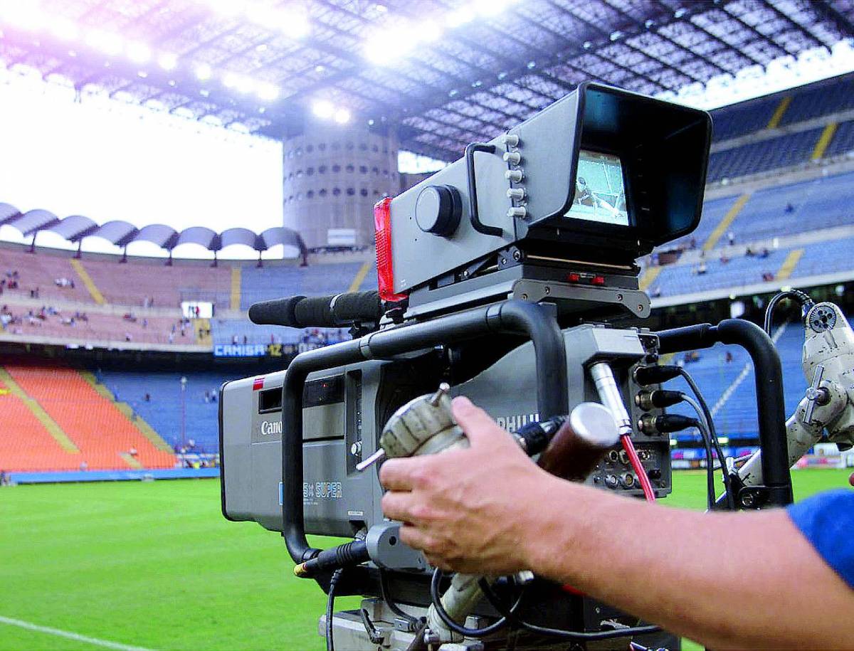 Una telecamera riprende un match di calcio a San Siro
