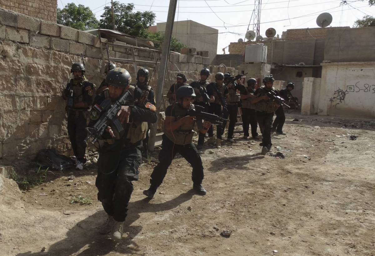 Uomini delle forze speciali irachene di pattuglia nella città di Ramadi