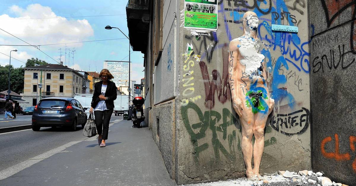 Per togliere il malocchio distrugge una statua: "Lo ordina lo sciamano"