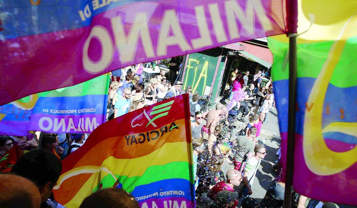 Sfila (tra le polemiche) l'orgoglio gay