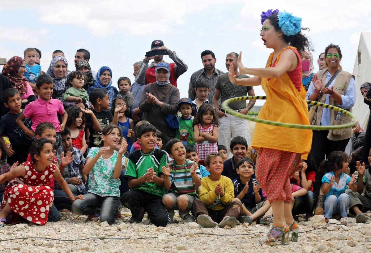 Uno show di "Clown senza frontiere" per i rifugiati del campo libanese di Chtoura