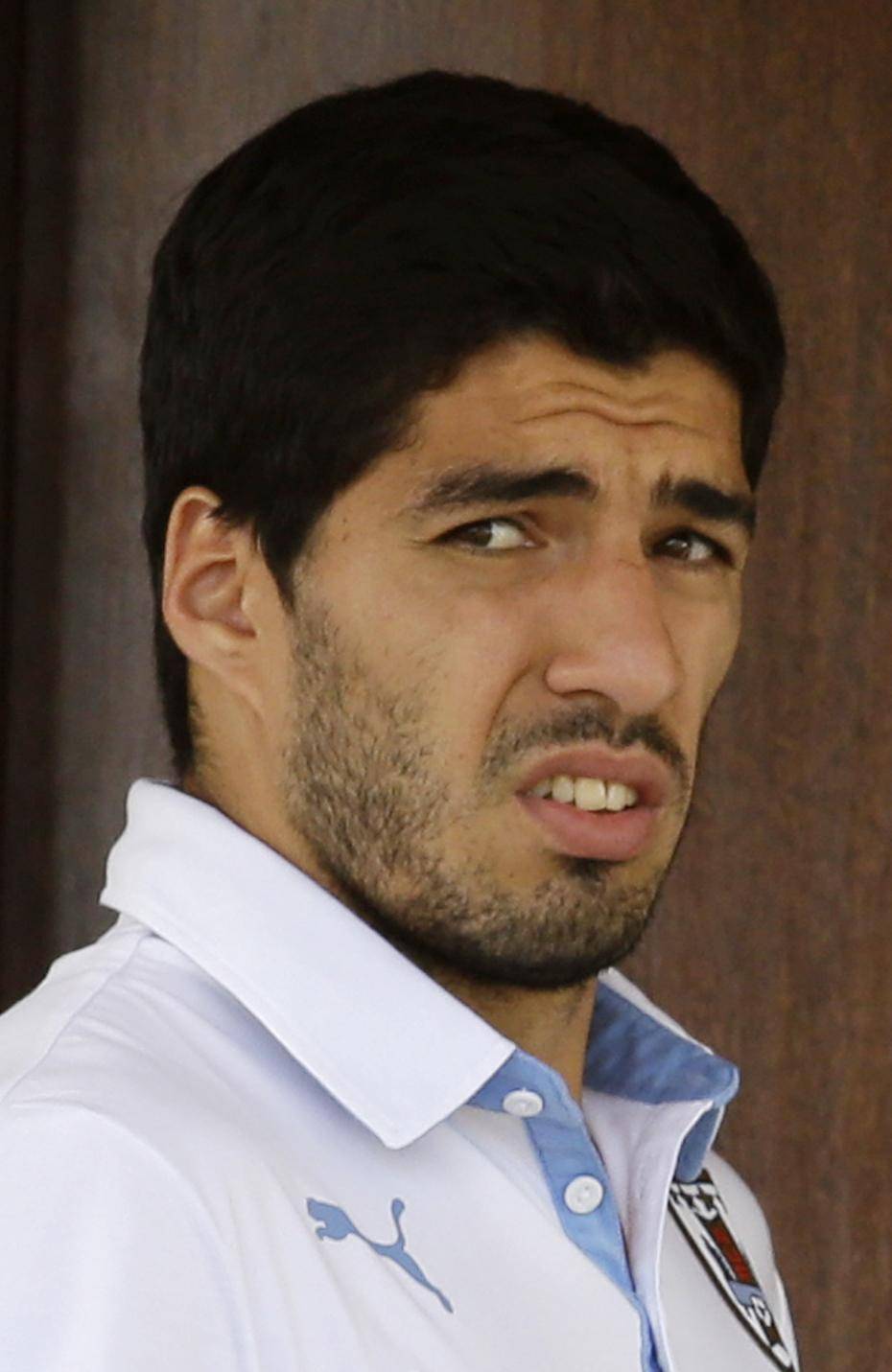 Suarez: «Non ho morso Chiellini, sono scivolato»Lettera alla Fifa