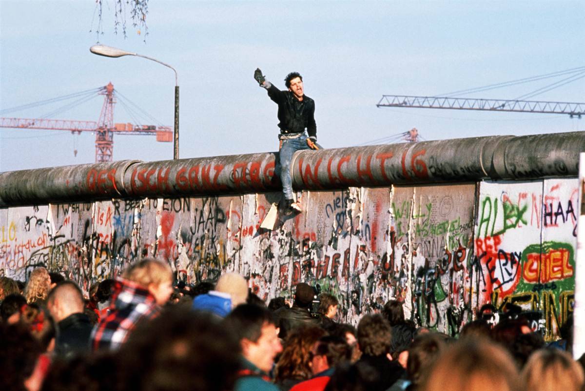 Un giovane tedesco in cima al Muro / 12 novembre 1989