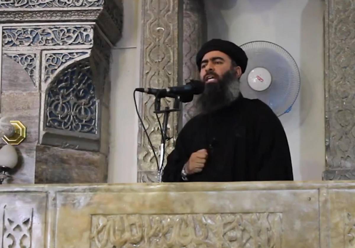 Abu Bakr Al Baghdadi, in una rara immagine che lo ritrae in moschea a Mosul