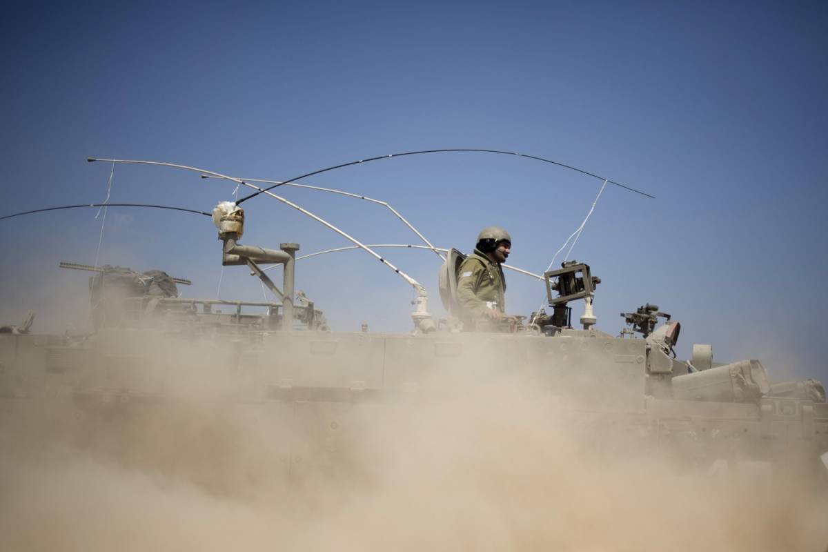 Soldati israeliani su un veicolo al confine tra Israele e Gaza
