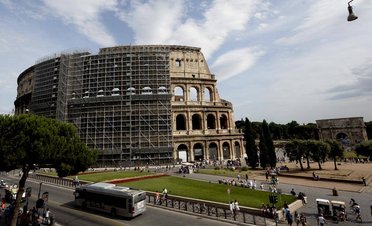 Il Colosseo torna a splendere Giro: "Intervento fortemente voluto dal governo Berlusconi"