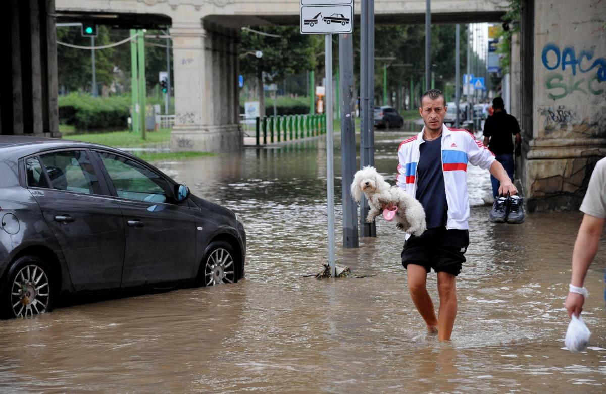 Milano annega nella pioggia Rabbia contro la giunta Pisapia