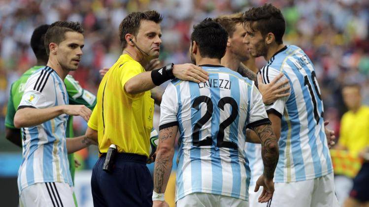 Rizzoli dialoga con Lavezzi nel match tra Argentina e Nigeria