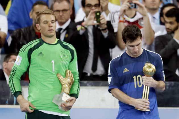 Messi tiene in mano un premio che pare sorprendere lui stesso