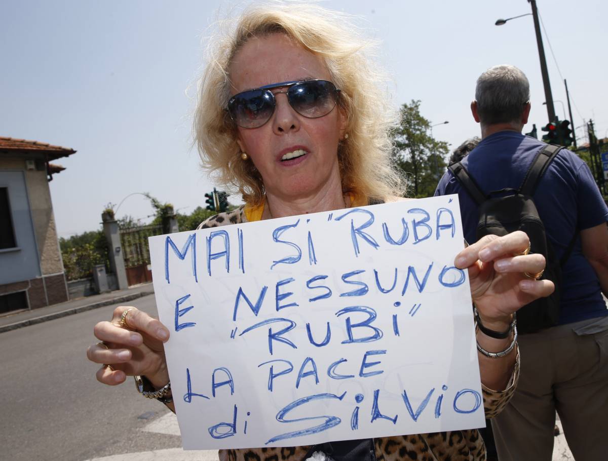 Berlusconi assolto, il calore dei supporter: "Giustizia è stata fatta"