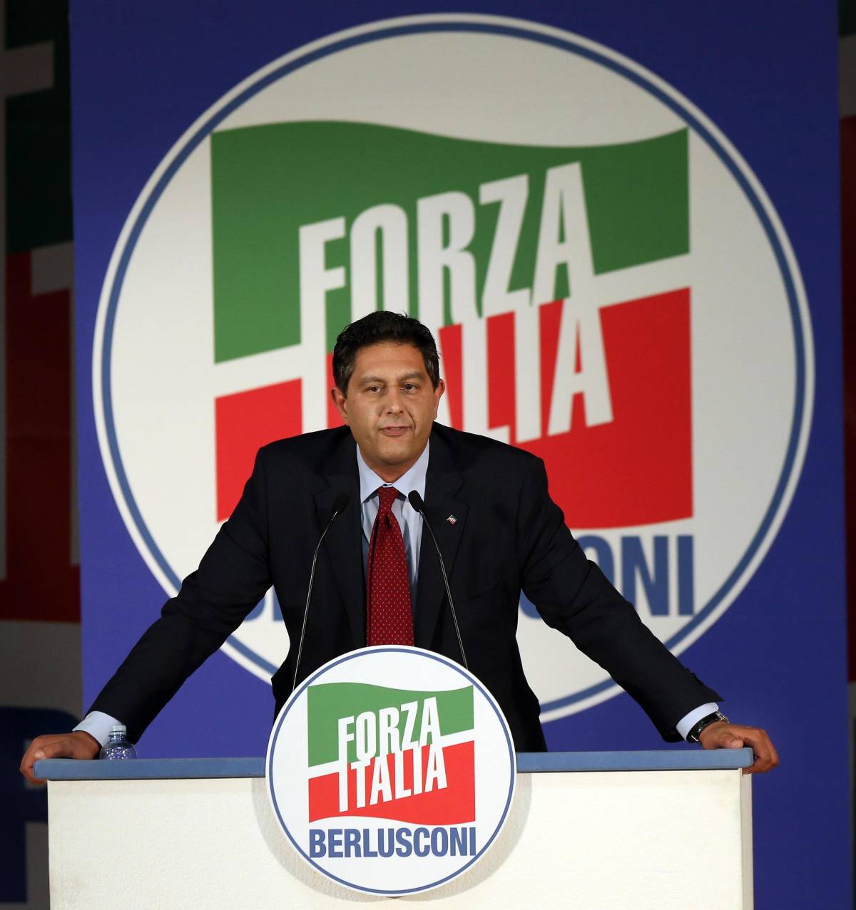 L'operazione anti Renzi: "Bisogna tornare uniti attorno a Berlusconi"