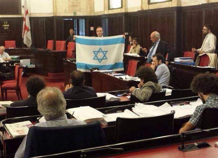 «La sinistra è tifosa di Hamas» Spunta la bandiera israeliana