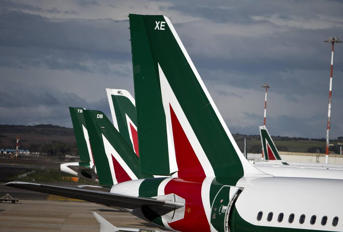 Ecco tutti i privilegiati che volano gratis sugli aerei dell'Alitalia