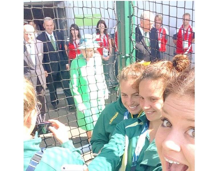 Il selfie dell'atleta Anna Flanagan con la presenza della Regina Elisabetta II