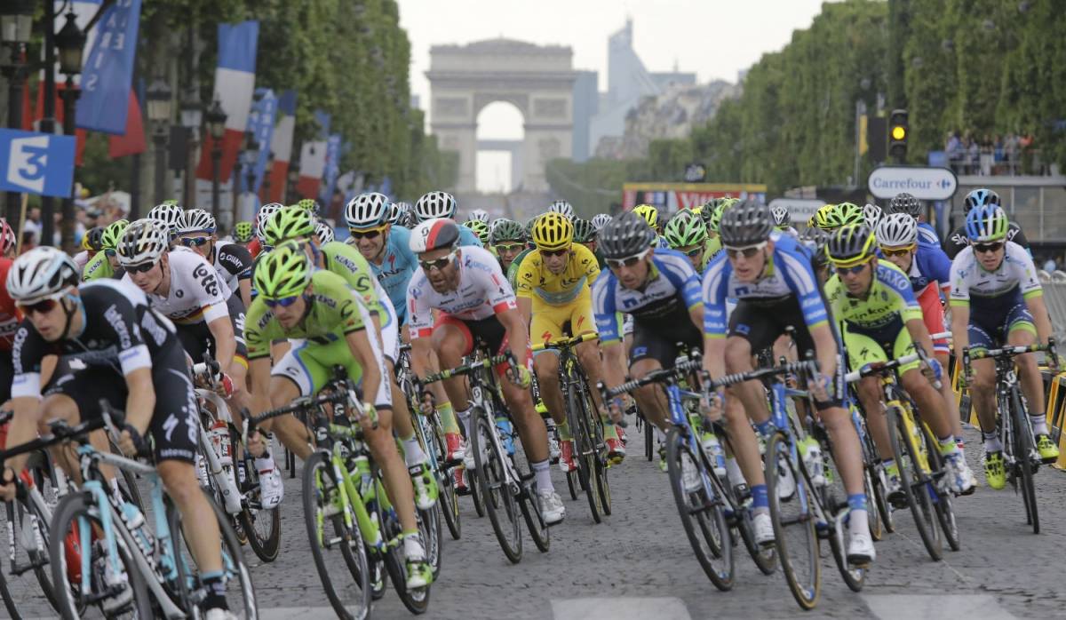 Il Tour incorona "le roi" Nibali. È il trionfo di un eroe normale