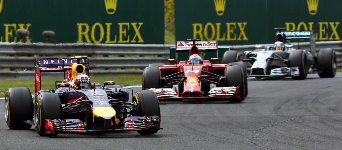 Ricciardo, show e sorrisi Ferrari, podio senza festa