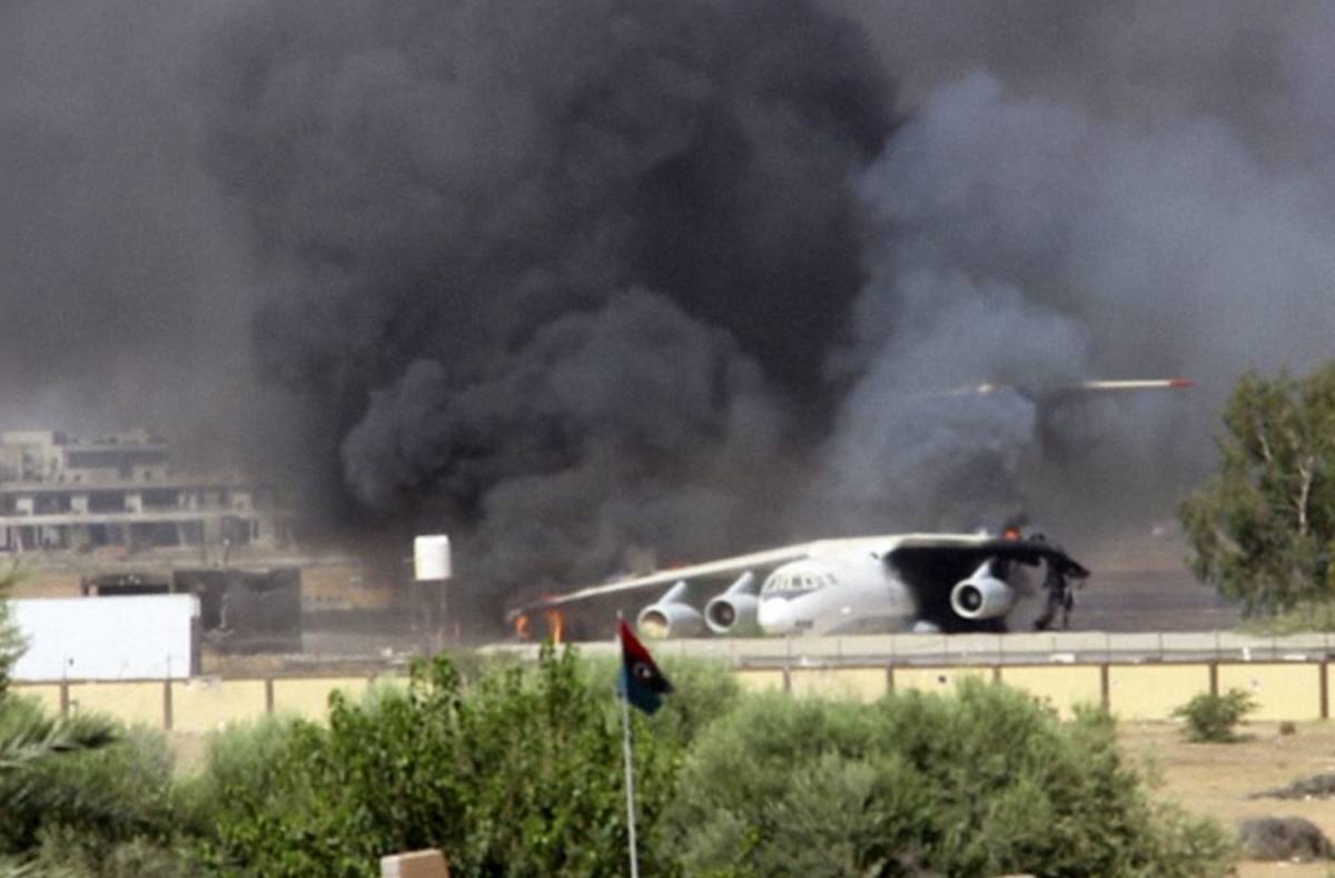 Un aereo colpito durante gli scontri all'aeroporto di Tripoli