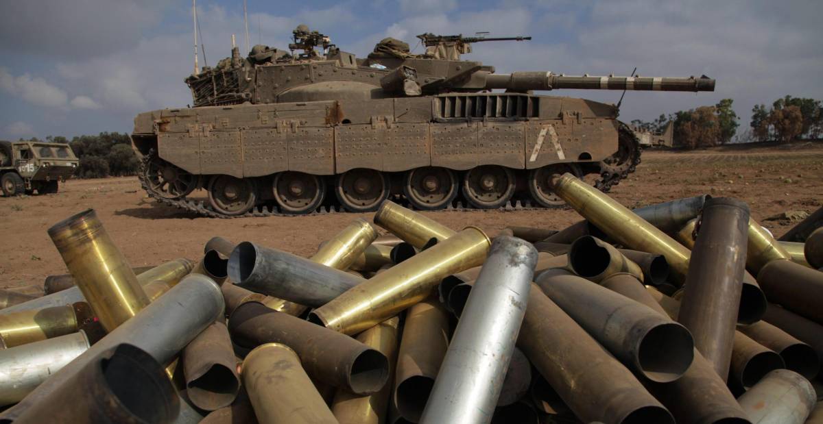 Tank israeliani appena dopo la frontiera della Striscia di Gaza