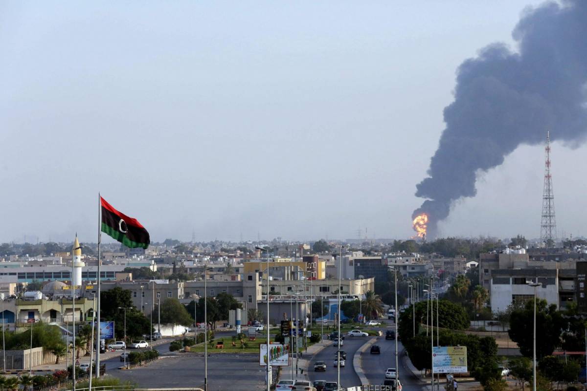 Deposito di carburante in fiamme a Tripoli