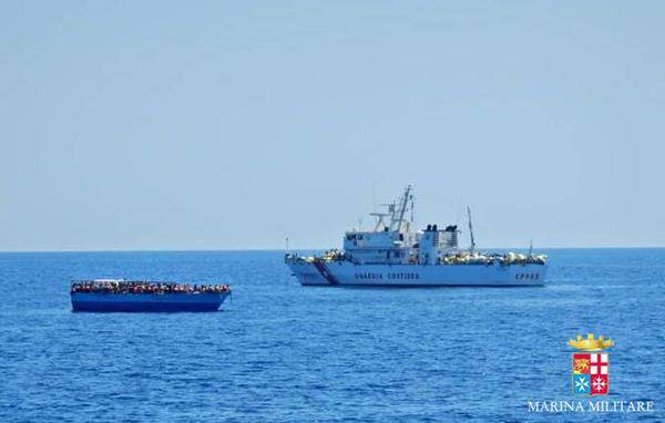 Il pattugliatore d'altura Peluso soccorre un'imbarcazione di migranti / 2.08.2014