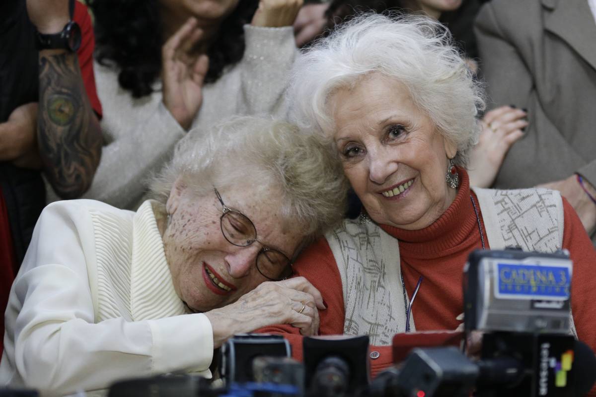 Rosa de Roisinblit (sx) e Estela de Carlotto a Buenos Aires