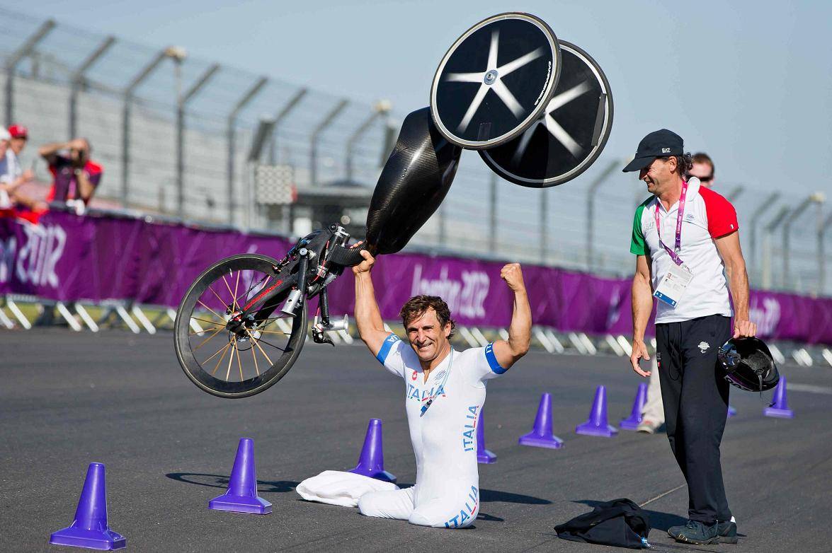 Alex Zanardi festeggia l'oro alle Paraolimpiadi di Londra