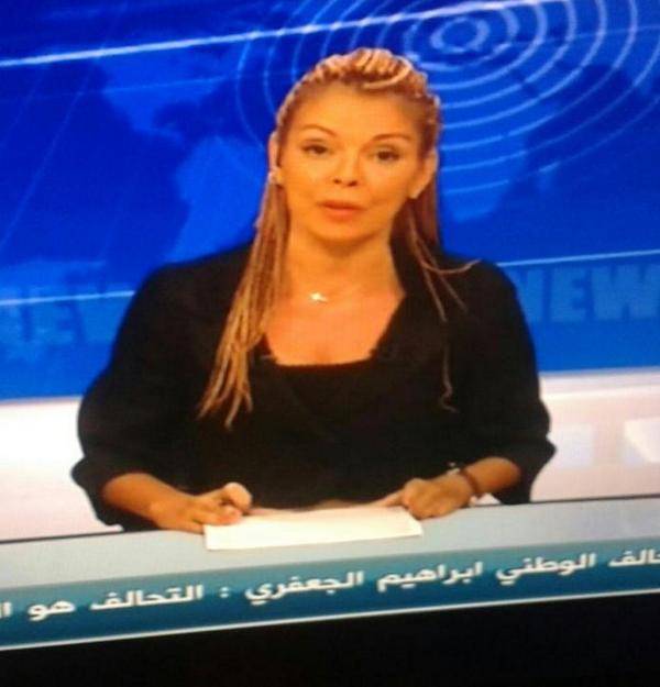 La giornalista Dalia Al-Aqidi in tv con la croce al collo