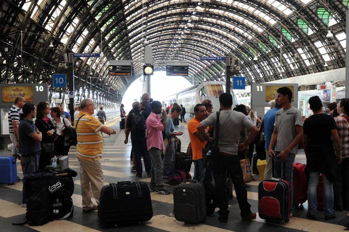 Milano, stazione Centrale in tilt. Circolazione sospesa per quasi un'ora